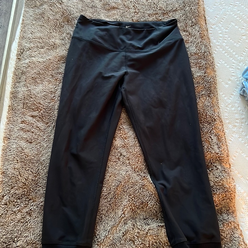 Black cropped Nike leggings